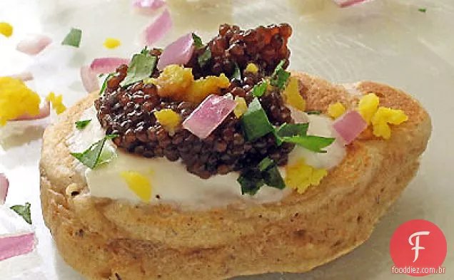Trigo mourisco Blini & Caviar com acompanhamentos tradicionais