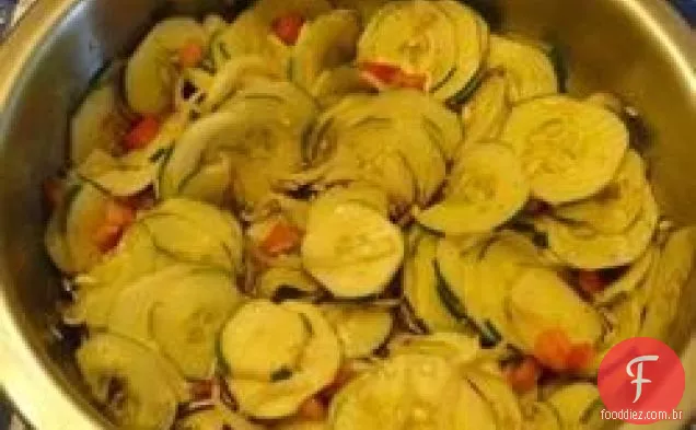 Salada flutuante de pepino, tomate e cebola