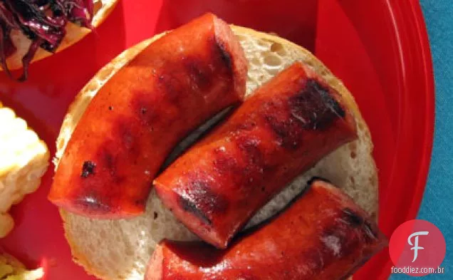 Sanduíches de linguiça grelhada com repolho roxo em conserva