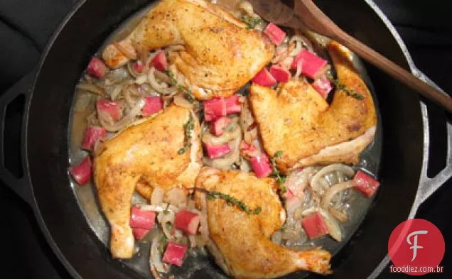 Pernas de frango e coxas assadas em um saboroso molho de cebola ruibarbo