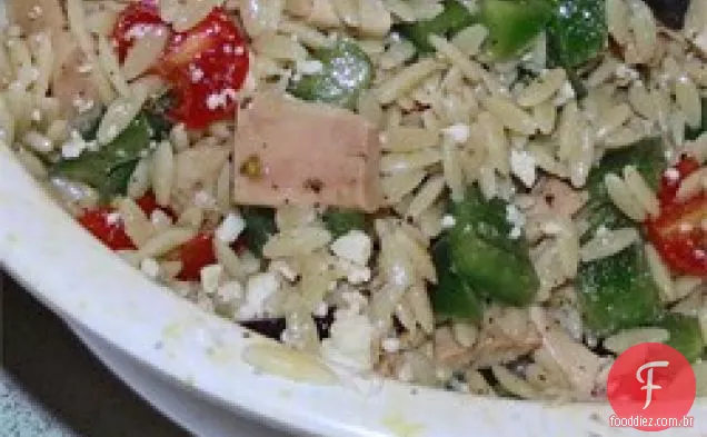 Salada mediterrânea de frango e Orzo em xícaras de pimenta vermelha