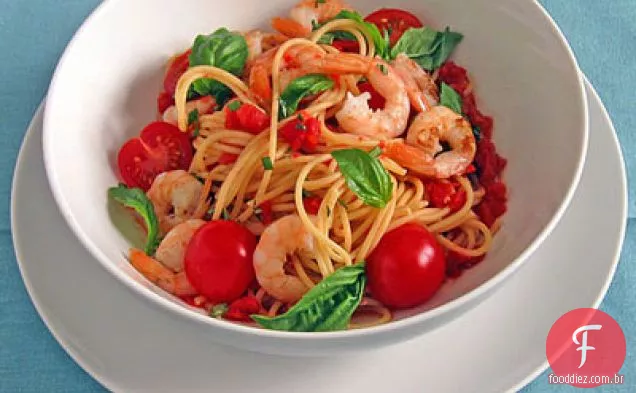 Macarrão de dois tomates com manjericão e camarão picante