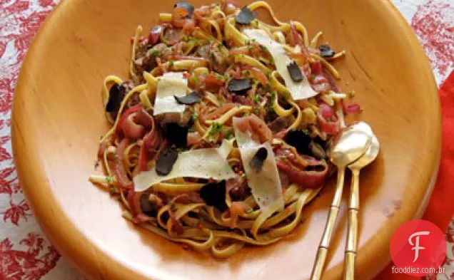 Fígado de galinha Fettuccine com trufas e pimenta rosa