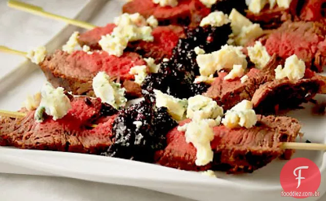 Espetos de lombo de carne com porto de Cranberry Peppercorn Relish & Gorgonzola