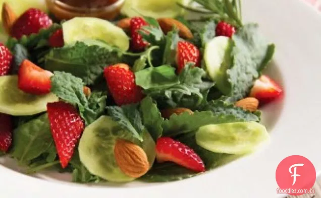 Salada de morango com couve de bebê com vinagrete balsâmico de alecrim