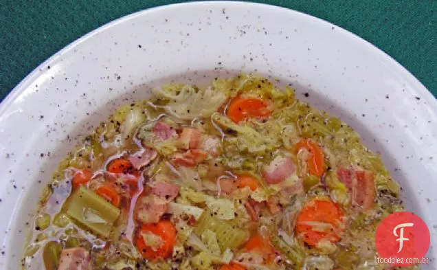 Sopa de repolho Savoy com Bacon e pimenta preta