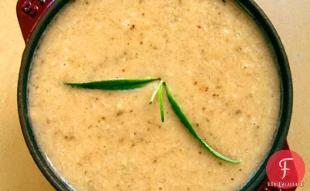 Sopa de feijão branco com sálvia frita