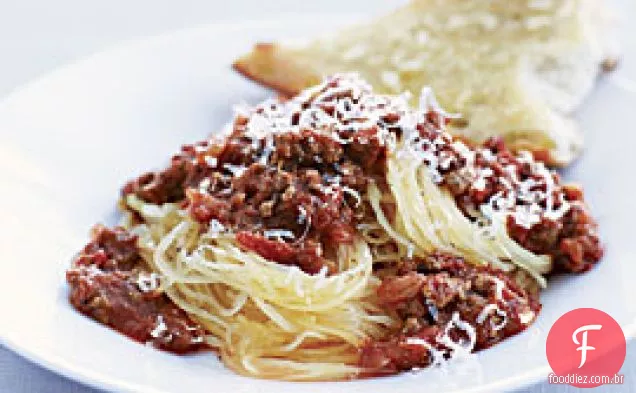 Carne Ragù Sobre Espaguete Squash Com Pão De Alho