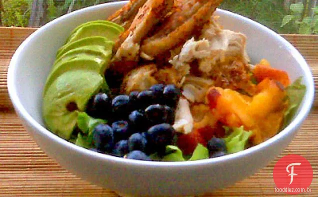Salada System D de Frissée com frango com Espatchcocked, pêssegos, abacate e mirtilos