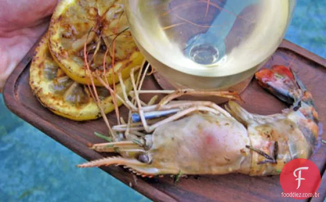 Camarão parmesão de alho com rodelas de limão grelhadas
