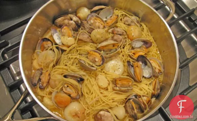 Espaguete com amêijoas, cebola Cipollini, alho e Colatura di Alici