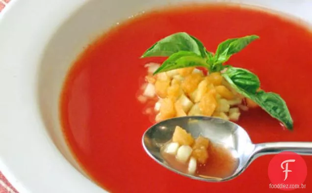 Sopa fria de tomate com pepino e melão