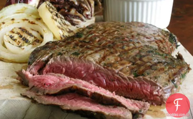 Bife de flanco Chimichurri com Radicchio grelhado e cebola