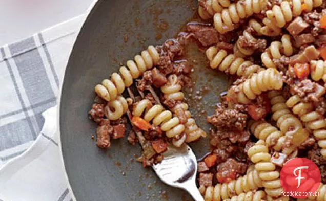 Pequeno-almoço Pan-assado com ovos fritos e molho de salsa