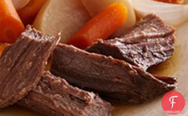 Peito de bisonte assado com cerveja com vegetais de raiz