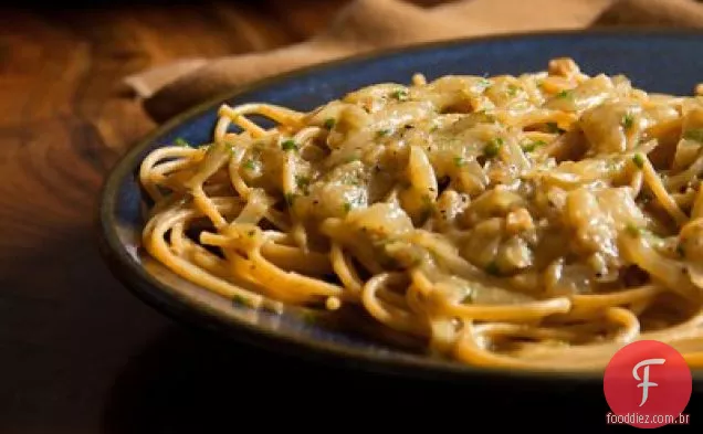 Bigoli com molho de cebola e anchova