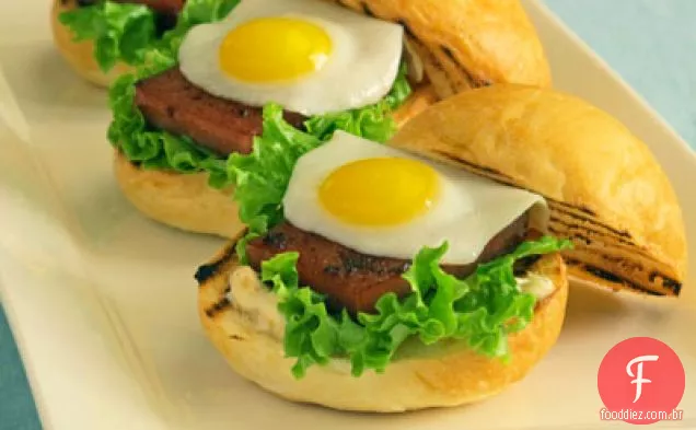Sliders de Spam marinados de gergelim com ovo de codorna e maionese de gengibre