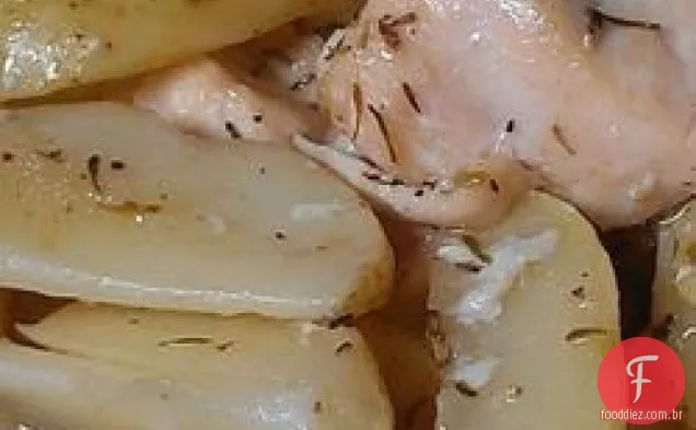 Frango assado delicioso e batatas