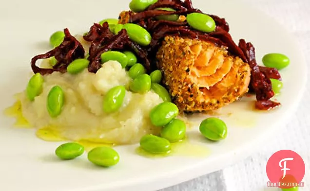 Salmão temperado com chalotas refogadas com vinho, purê de Edamame e Sunchoke