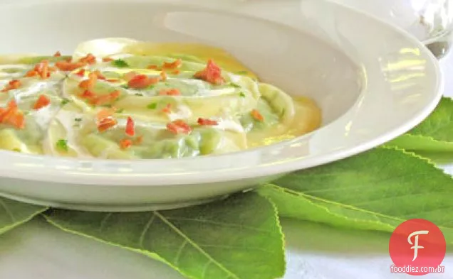 Ravioli de ervilha doce com creme de alecrim