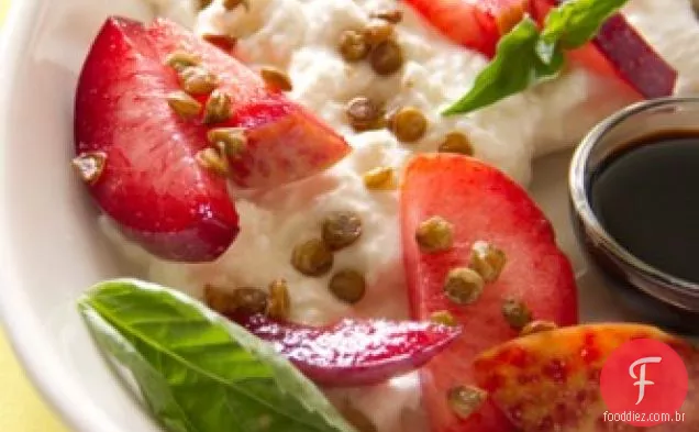 Ameixas com Burrata e lentilhas torradas crocantes