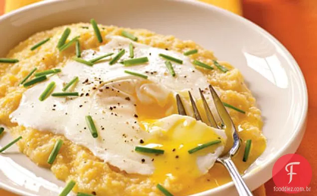 Ovos com os olhos vendados sobre grãos de alho Cheddar