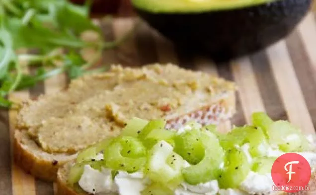 Amor vegetariano, queijo de cabra, aipo e Sanduíche de abacate com manteiga de noz e rúcula
