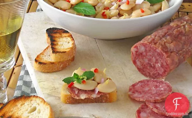 Crostini de feijão de manteiga com hortelã e salame