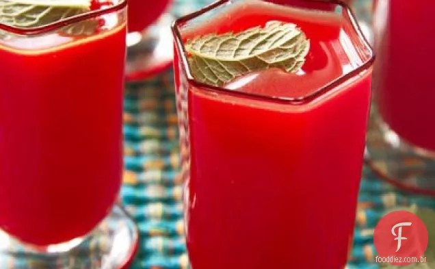 Consommé Gelado De Morango e beterraba com óleo de rábano