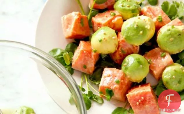 Salmão selvagem marinado do Alasca e salada de abacate com agrião