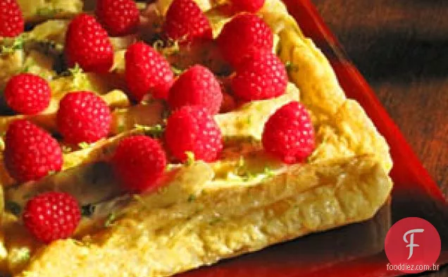 Cherimoya torta com framboesas e limão