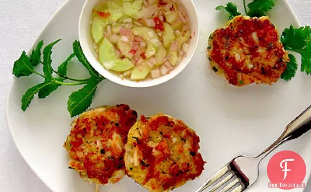 Caranguejo de capim-limão e bolos de Vieira com molho picante de pepino