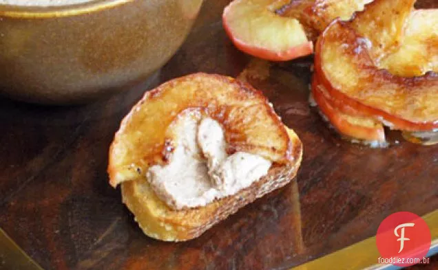 Fígado de galinha pÃ¢tÃ© com maçãs envidraçadas de bordo