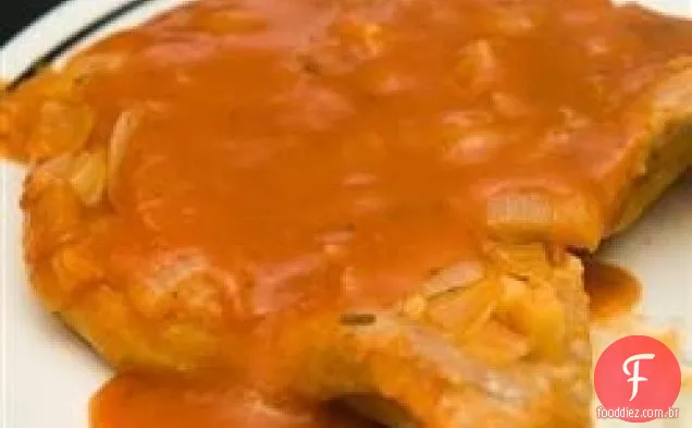 Costeletas de porco em molho vermelho