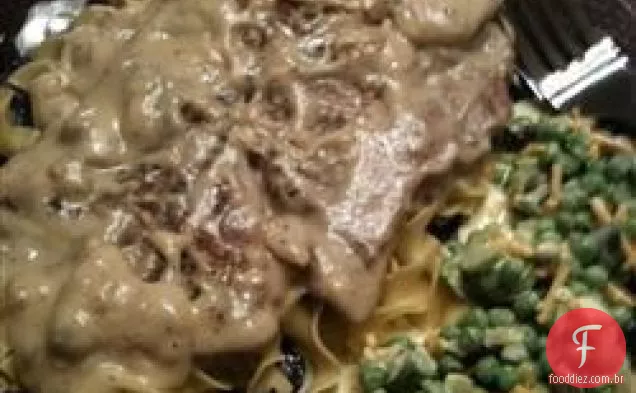 Costeletas de porco com creme de leite e molho de cogumelos