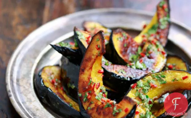 Abóbora de bolota assada com Chile-vinagrete de limão