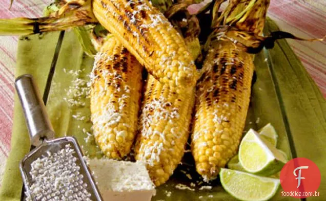 Milho grelhado com queijo Feta e limão