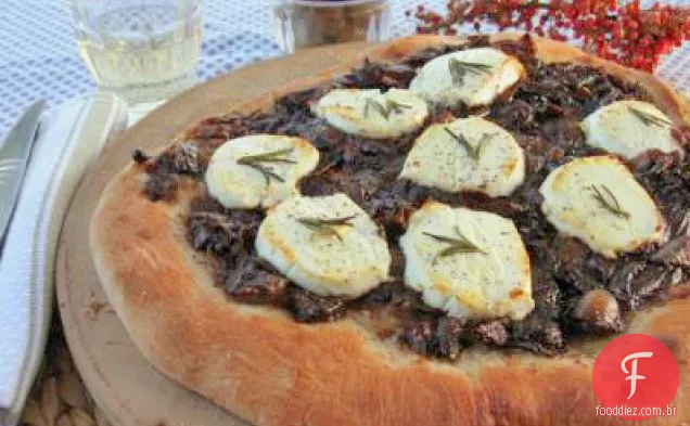Pizza de pimenta rosa com cebola balsâmica caramelizada com alecrim e queijo de cabra