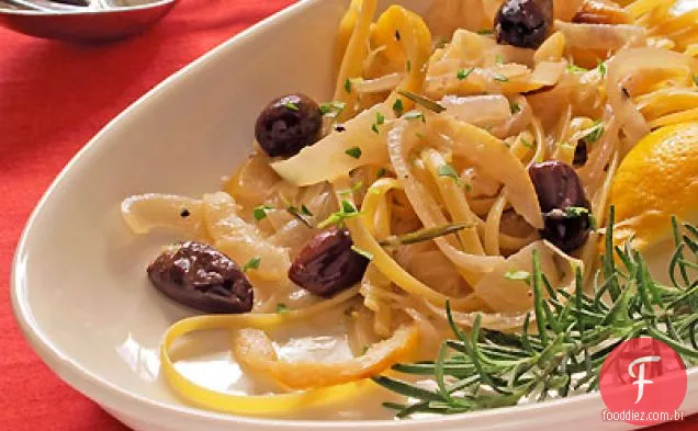 Linguine de cebolinha com rodelas de limão Kalamata e alecrim