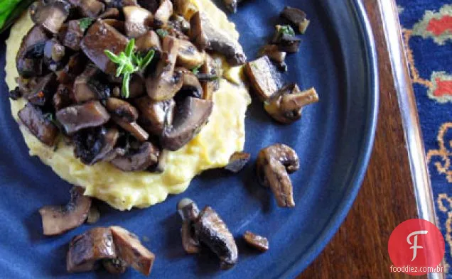 Polenta cremosa de queijo de cabra com cogumelo selvagem RagoÃ 