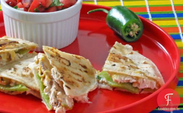 Quesadilla grelhada esfumaçada com Chilis Anaheim e frango