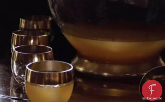 Ponche de Natal temperado com Bourbon e pêra