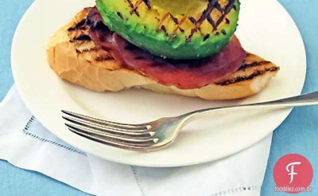 Abacate Grelhado E Sanduíche De Cara Aberta Prosciutto