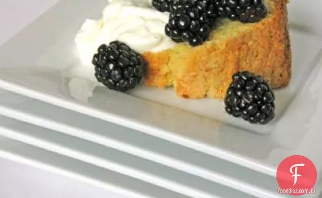 Bolo de Fubá doce com bagas e creme