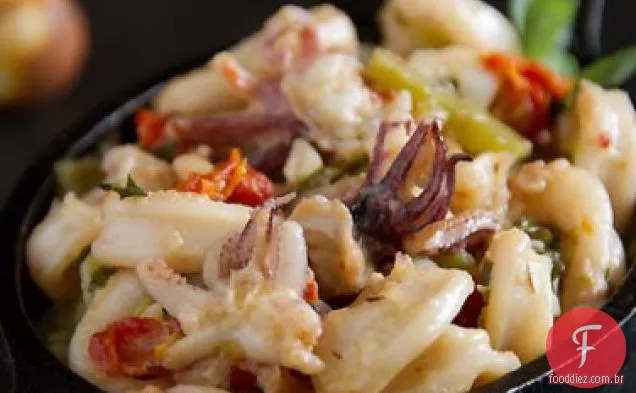 Calamari salteada com pimentões Anaheim e tomates marinados