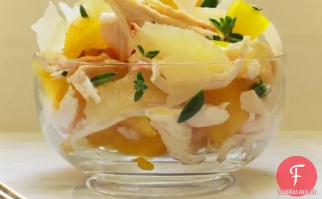 Salada de frango assado com pimentão amarelo e fatias de limão
