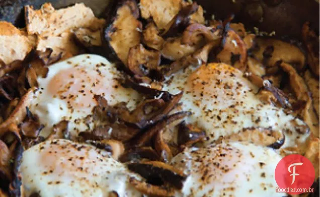 Cogumelos salteados com pão achatado torrado e ovos cozidos