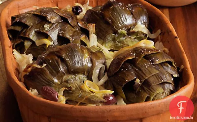 Assado, alcachofras com cebola, limão, azeitonas Kalamata e alecrim