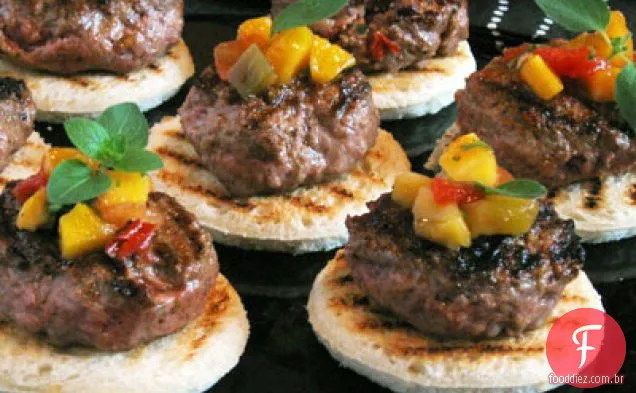 Mini hambúrgueres de cordeiro com salsa de Manga