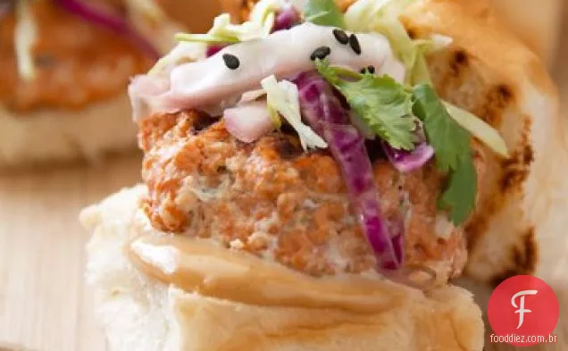 Sliders de salmão com especiarias asiáticas com maionese de soja e Slaw picante